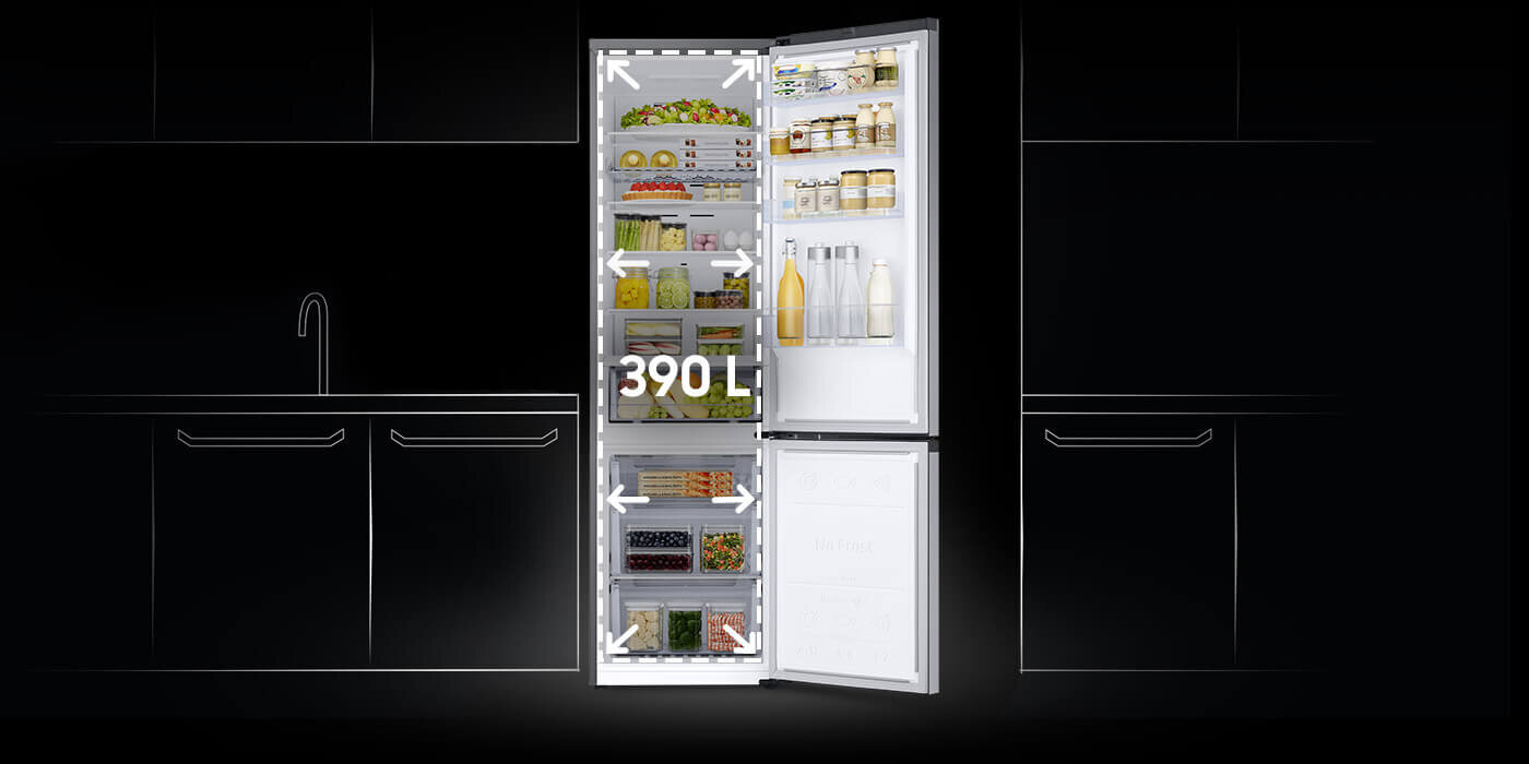 Otwarta lodówka Samsung RB38C602DSA przedstawiona na tle szkicu kuchni