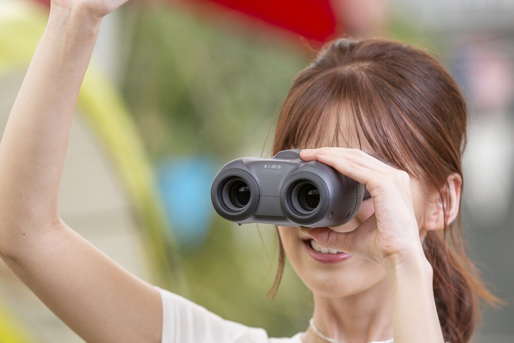 Lornetka CANON 8x20 IS ergonomia  