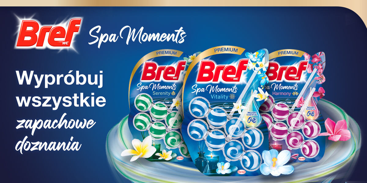 Kostka do WC BREF Spa Moments Serenity Grafika promująca produkty Bref Spa Moments. Trzy zawieszki do WC z logiem Bref (zielona, niebieska, fioletowa) są ułożone obok siebie na granatowym tle. Na pierwszym planie tekst: Wypróbuj wszystkie zapachowe doznania oraz białe i różowe kwiaty.