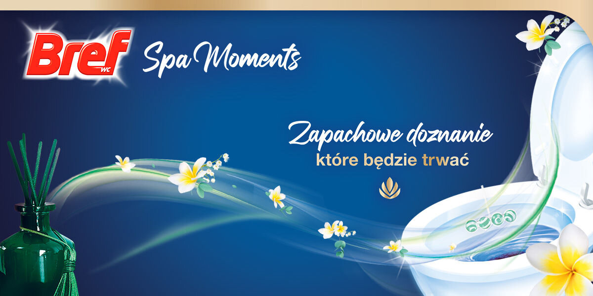 Kostka do WC BREF Spa Moments Serenity Grafika na granatowym tle. Po lewej stronie buteleczka z patyczkami zapachowymi, w centrum białe i niebieskie kwiaty. Po prawej częściowo widoczna biała muszla toaletowa. Napis: Zapachowe doznanie które będzie trwać. W tle logo Bref Spa Moments.