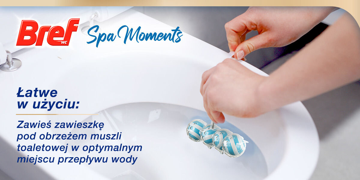 Kostka do WC BREF Spa Moments Vitality Zbliżenie na białą muszlę toaletową, gdzie dwie dłonie zawieszają niebieską kostkę Bref Spa Moments pod obręczą. Obok duży napis: Łatwe w użyciu: Zawieś zawieszkę pod obrzeżem muszli toaletowej w optymalnym miejscu przepływu wody.