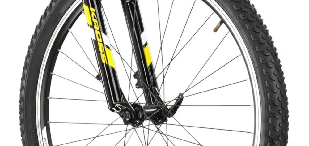 Rower górski MTB KROSS Hexagon 1.0 M21 26 cali męski Czarno-żółty uniwersalne zastosowanie do jazdy w miescie poza miastem w lesie na latwym i trudnym gorskim szlaku w niezbyt grzaskim blocie nie za glebokim piachu aluminiowe obrecze zachowanie regularnego ksztaltu kol stabilne trzymanie opony gwarancja bezpiecznej komfortowej jazdy