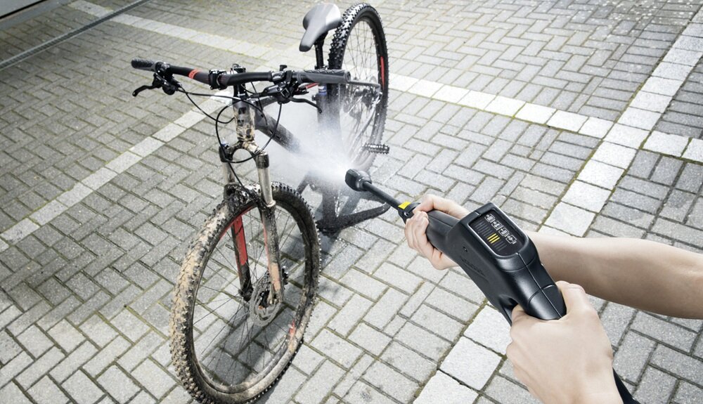 Myjka ciśnieniowa KARCHER K3 Premium Power Control Home pistolet spryskujący w użyciu