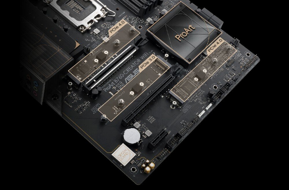 Płyta główna ASUS ProArt B760-Creator WiFi Ujęcie z boku na sekcję PCIe i trzy zainstalowane sloty M.2 z podpisami PCIe 4.0 i PCIe 3.0, złącza M.2, prędkość
