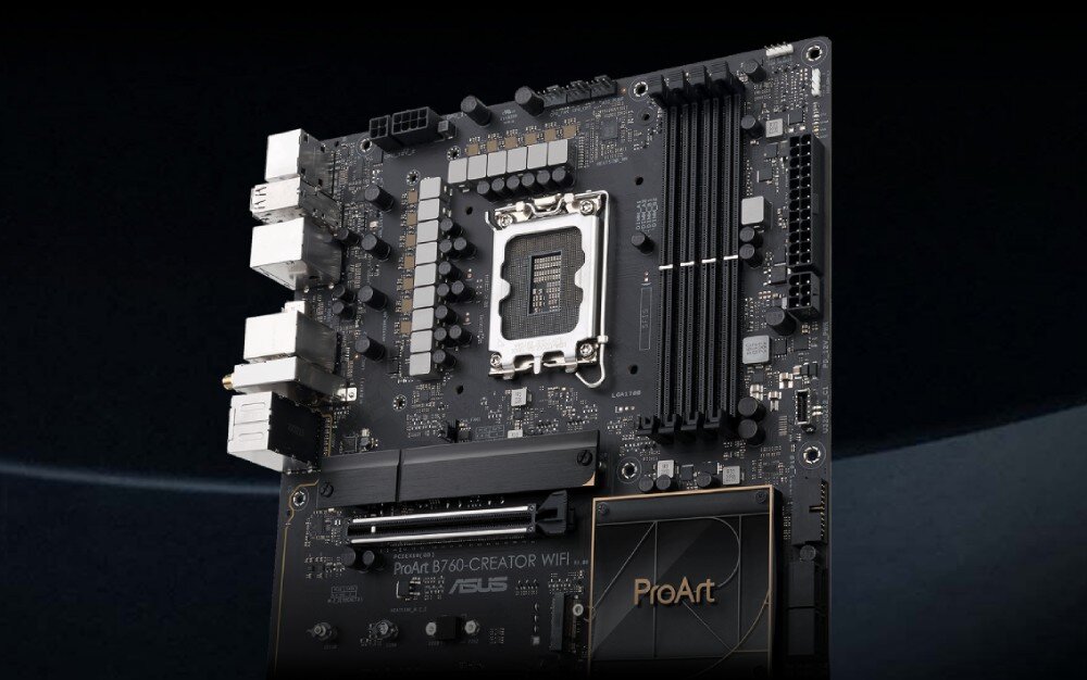 Płyta główna ASUS ProArt B760-Creator WiFi Widok z boku ukazujący sekcję zasilania, gniazdo procesora, porty sieciowe i cztery sloty RAM, komponenty, kondensatory, wytrzymałość