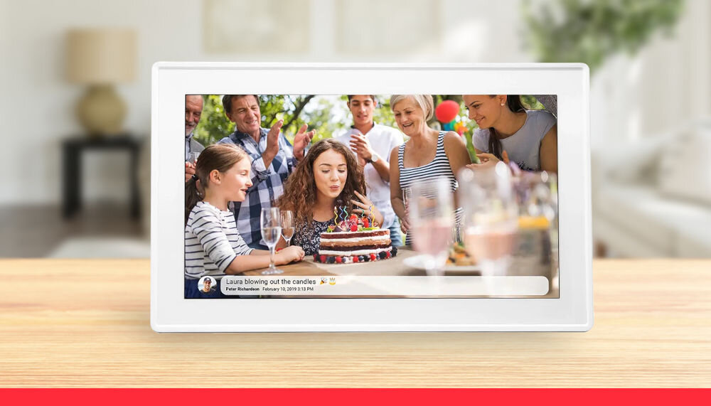 Ramka cyfrowa DENVER Frameo PFF-1515B Czarny prezentacja ramki ze zdjęciem i komentarzem do niej w pokoju na komodzie galeria wspomnień najważniejsze momenty osobiste pokazy slajdów emocje sentyment