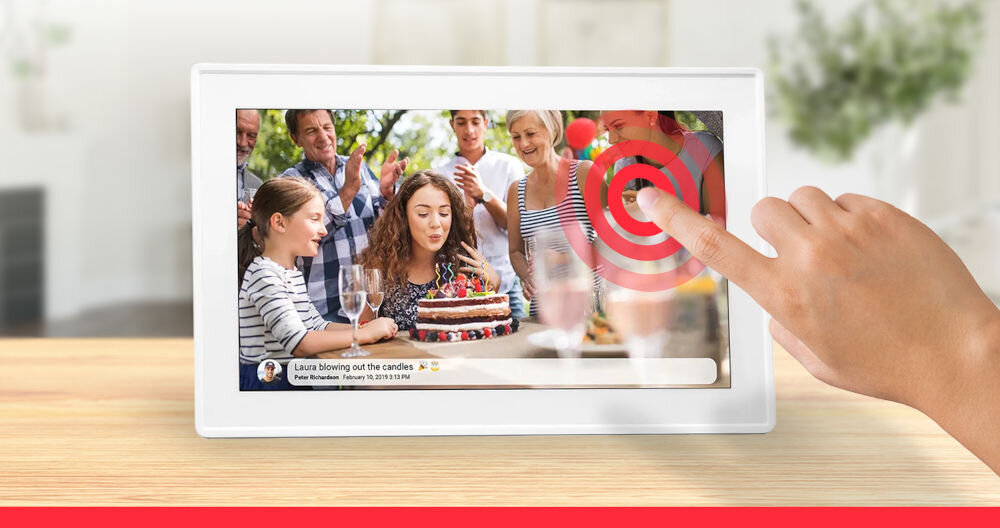 Ramka cyfrowa DENVER Frameo PFF-1515B Czarny prezentacja ramki ze zdjęciem i komentarzem do niej w pokoju na komodzie 15,6 calowy ekran dotykowy IPS rozdzielczość Full HD 1920 x 1080 ostrość intensywne kolory odwzorowanie detali żywe wyraziste pełne emocji panel IPS szerokie kąty widzenia