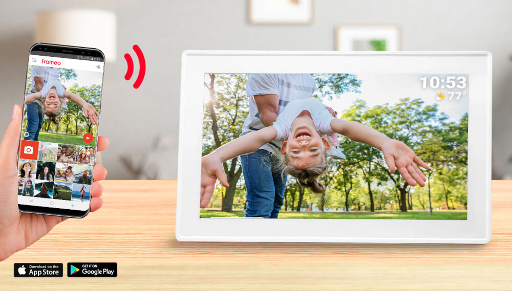 Ramka cyfrowa DENVER Frameo PFF-1515B Czarny prezentacja ramki ze zdjęciem na komodzie z godziną obok ręka trzymająca telefon z włączoną aplikacją Frameo 16 GB wbudowanej pamięci możliwość rozszerzenia przez kartę MicroSD do 32 GB cyfrowa kolekcja obsługa formatów JPEG oraz formaty wideo