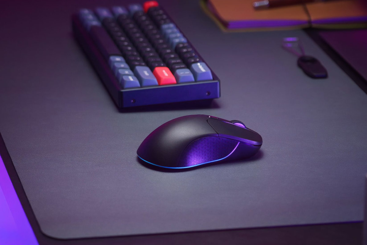 Mysz KEYCHRON M3 aplikacji Keychron Launcher przypisania przycisków, przez DPI, po tworzenie makr i skrótów 5 niezależnych profili w pamięci - Czarna mysz komputerowa z podświetleniem RGB na biurku, obok kolorowej klawiatury mechanicznej