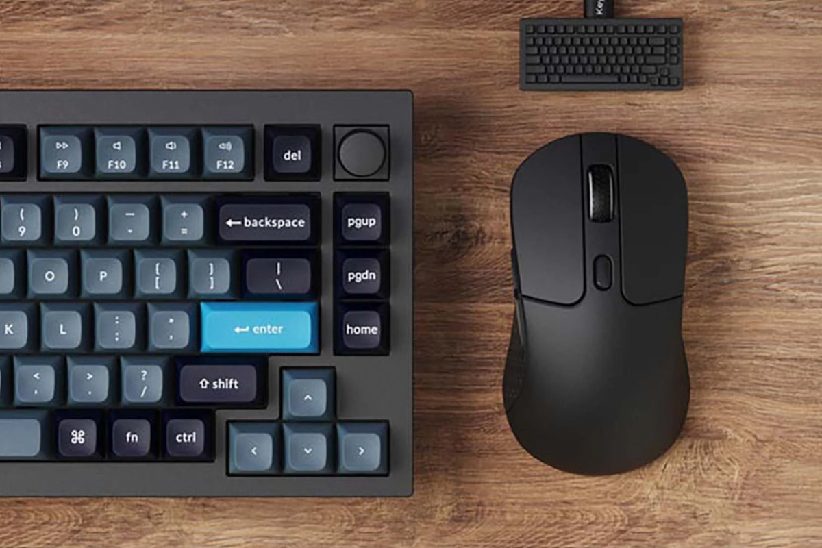 KEYCHRON M3 79 g redukuje zmęczenie dłoni obudowa o wymiarach 125 × 68 × 40 mm - czarna mysz na drewnianym blacie obok ciemnoszarej klawiatury mechanicznej z niebieskimi i szarymi klawiszami