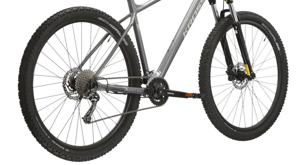 Rower górski MTB KROSS Esprit 5.0 M20 29 cali męski Grafitowy kola duze 29-calowe latwe pokonywanie przeszkod wiekszy kontakt kola z podlozem szeroki opoy marki SCHWALBE gleboki bieznik dobra przyczepnosc regularne sprawdzanie cisnienia powietrza wartosc na bocznej czesci opony