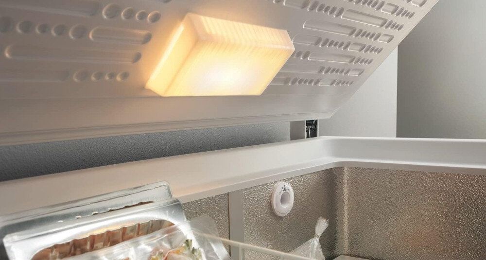 ZAMRAŻARKA WHIRLPOOL ACO 432E wnętrze led światło widoczność jasne Oświetlenie