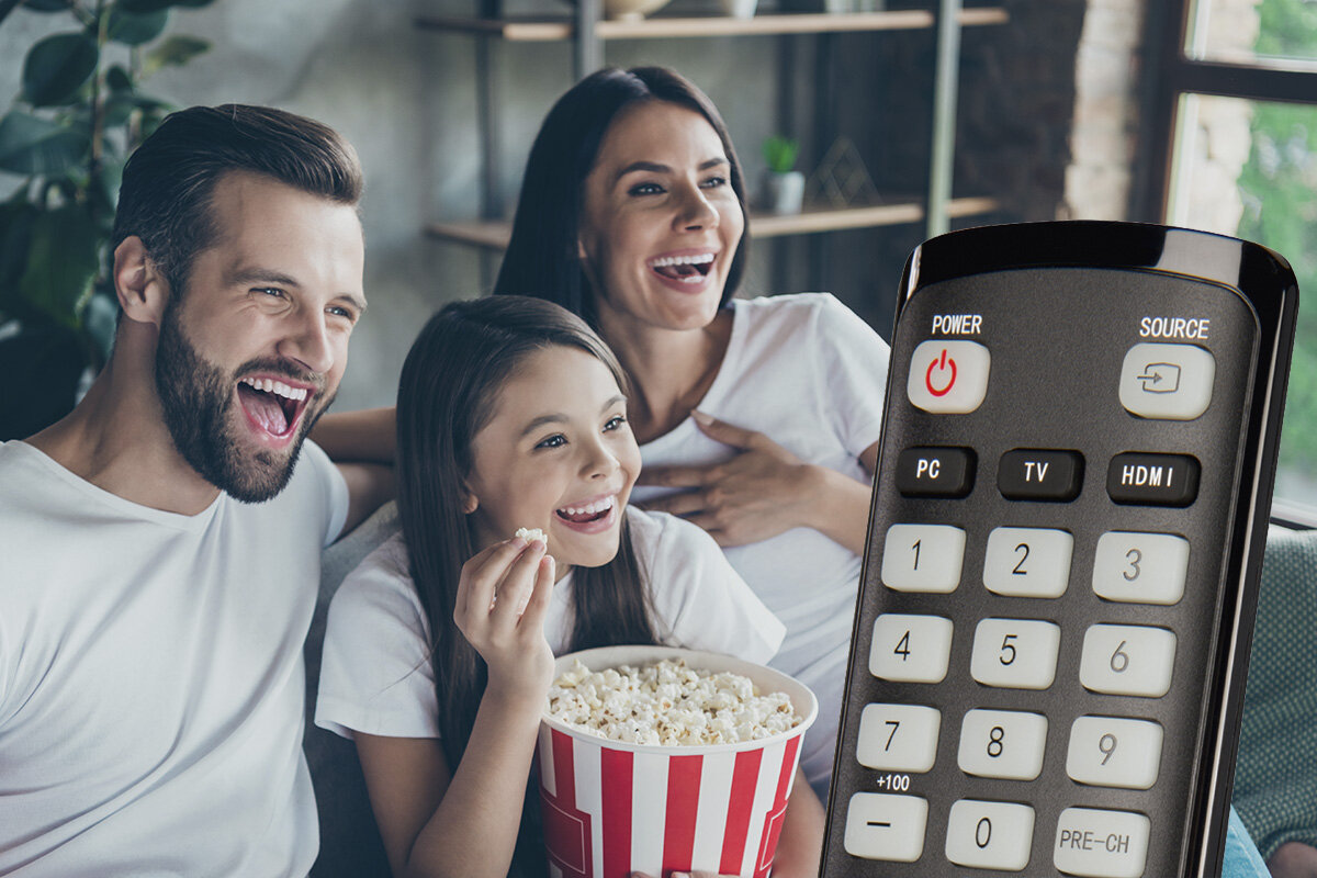 Pilot HAMA 221060 Samsung funkcja nauki kopiowanie ustawień z oryginalnego pilota, rodzina siedząca na kanapie, oglądające film