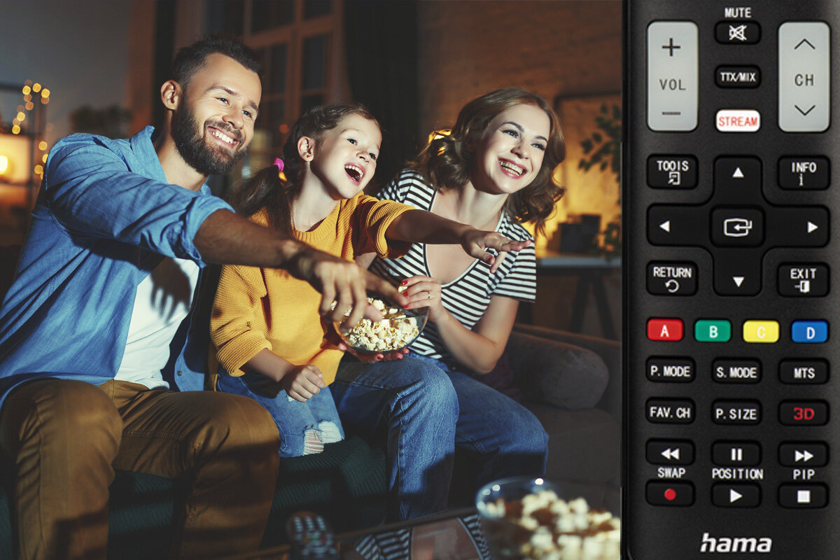 Pilot HAMA 221060 Samsung dostęp do aplikacji przycisk streaming Smart TV, rodzina siedząca na kanapie, oglądające film