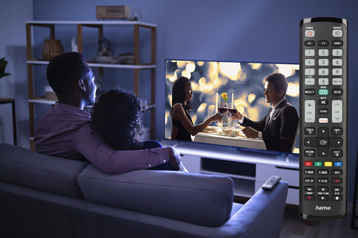 Pilot HAMA 221060 Samsung zasięg do 10 m dioda LED sygnał IR, osoby siedzące na kanapie oglądające film
