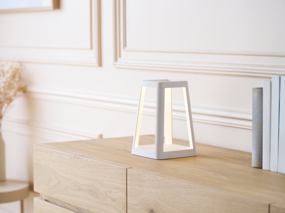 Lampa stołowa LEXON Lantern LH94W z ładowarką indukcyjną Biały stylowe oświetlenie biała lampka stoi na komodzie podświetlenie wewnątrz 