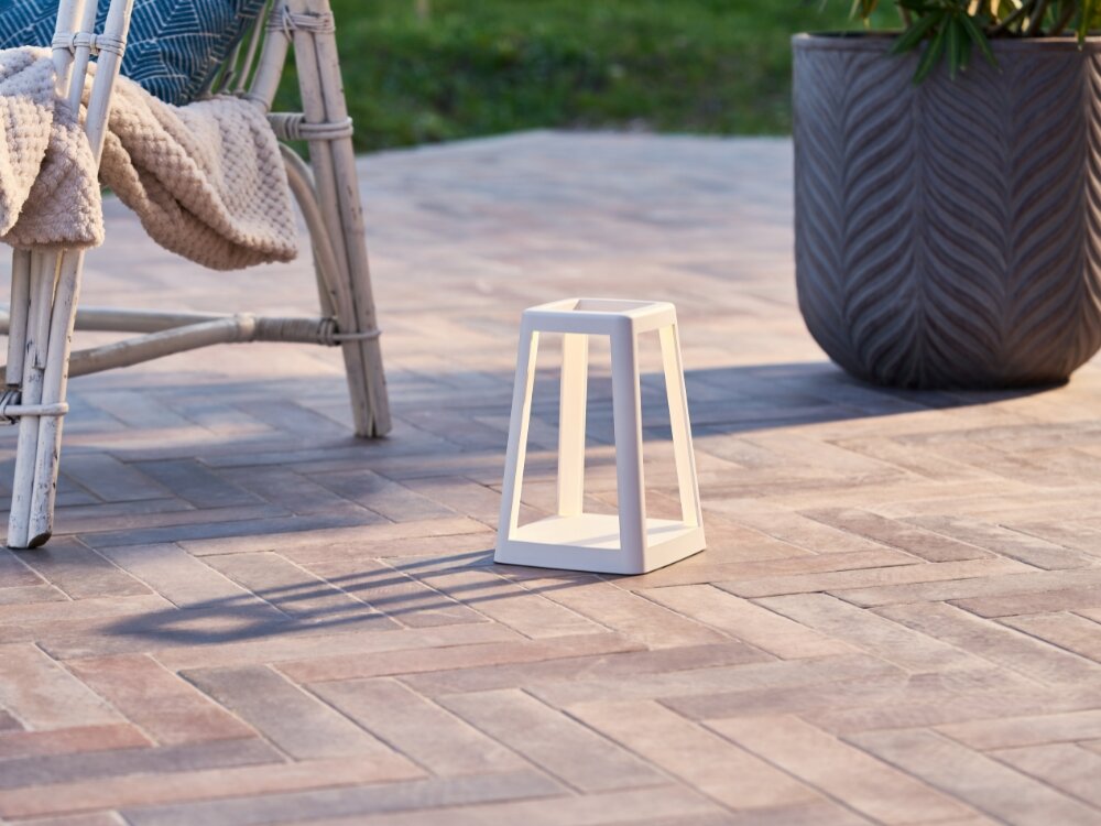 Lampa stołowa LEXON Lantern LH94W z ładowarką indukcyjną Biały stylowe oświetlenie biała lampka stoi na płytkach podświetlenie wewnątrz 144 x 144 x 212 mm oświetlenie ładowarka bezprzewodowa geometryczny kształt wyrazisty design technologia Qi ładowanie kompatybilnych urządzeń położenie na podstawie lampy 