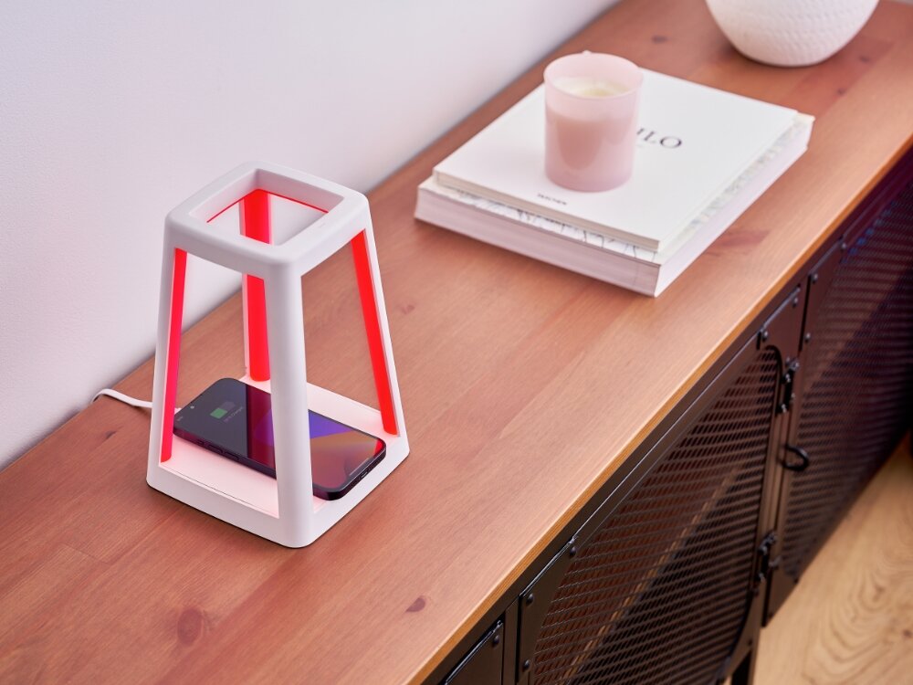 Lampa stołowa LEXON Lantern LH94W z ładowarką indukcyjną Biały biała lampka stoi na komodzie czerwone podświetlenie ładowany telefon indukcyjnie wewnątrz lampki w domu na zewnątrz oświetlenie RGB z 9 kolorami dopasowanie nastroju do każdej okazji wbudowany akumulator działanie bezprzewodowe swoboda w ustawieniu stylowa funkcjonalna  