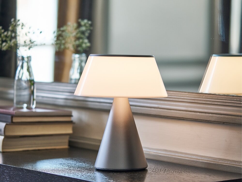 Lampa stołowa LEXON Luma XL LH98MAP Aluminium
            lampa na szafce tryby kolory regulacja jasności dotykowe sterowanie nastrój