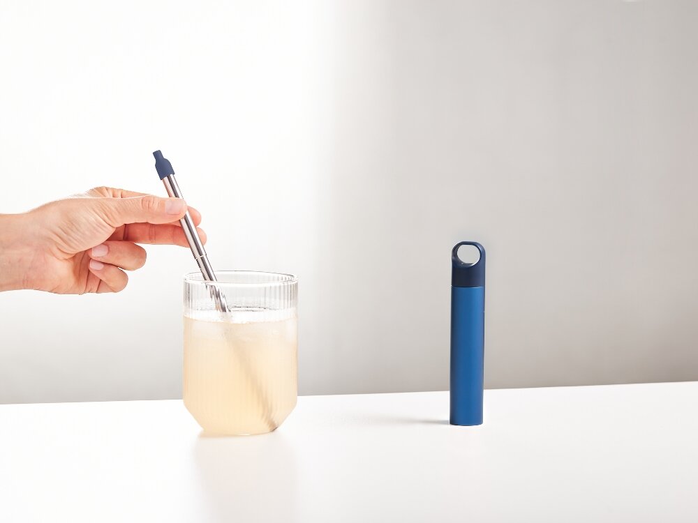 Słomka LEXON Nomaday UV Straw Ciemnoniebieski
            słomka w napoju odkażanie dezynfekcja antybakteryjne wielokrotnego użytku