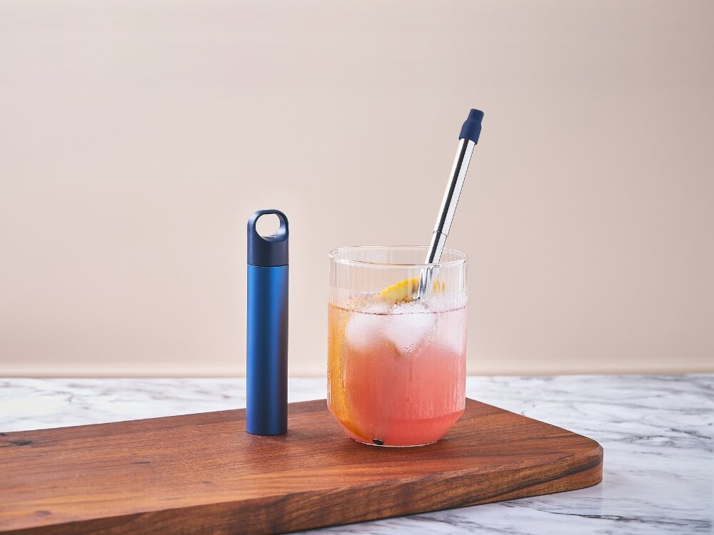 Słomka LEXON Nomaday UV Straw Ciemnoniebieski
            słomka w napoju dezynfekcja światło uv-c usuwa bakterie higiena przenośna