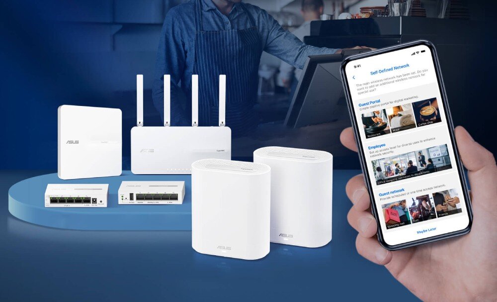 Punkt dostępu ASUS ExpertWiFi EBA63 Dłoń trzymająca smartfon z wyświetloną aplikacją do zarządzania siecią obok grupy białych urządzeń sieciowych na tle kawiarni
