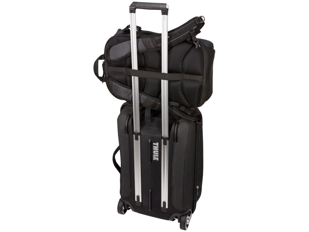 Plecak THULE EnRoute Large DSLR 25L Czarny możliwość bezpiecznego przymocowania plecaka do walizki na kółkach za pomocą specjalnych pasów