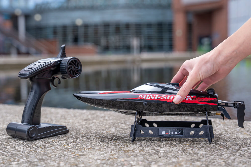 Łódź zdalnie sterowana S-LINE RCC601 ustawiona na stojaku obok pilot