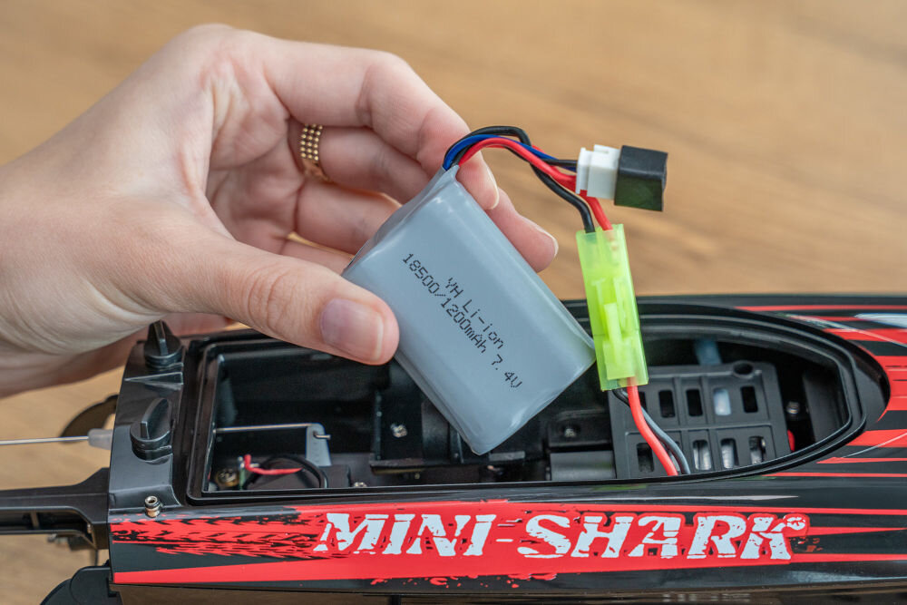 Łódź zdalnie sterowana S-LINE RCC601 mocowanie silnika baterii wewnętrz łódki