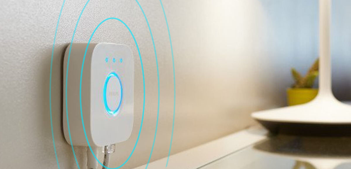Kamera PHILIPS HUE Secure smart home security symulacja obecności, alarmy świetlne dostęp do rozszerzonej konfiguracji systemu