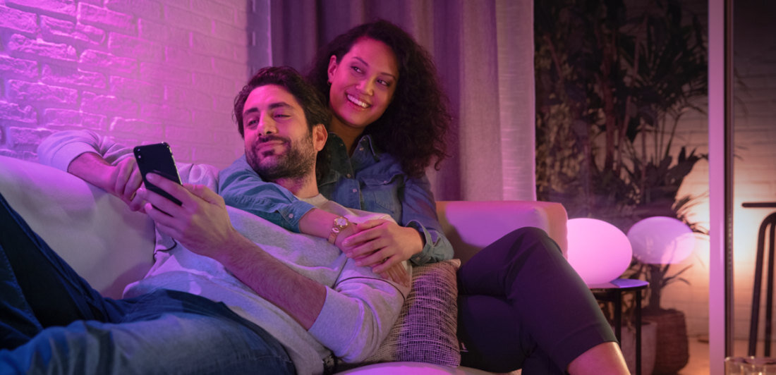 Zestaw startowy PHILIPS HUE Secure (kamera, 2 czujniki, 2 żarówki, mostek) nastrój tworzenie 16 milionów odcieni różnorodne tonacje bieli atmosfera dopasowanie