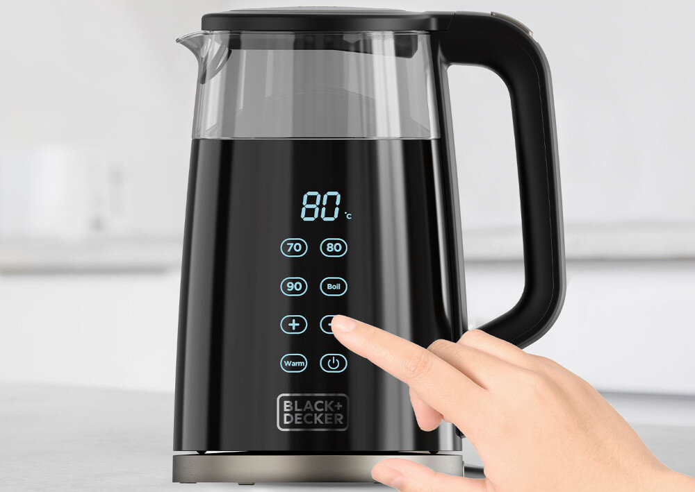 Czarny czajnik elektryczny z wyświetlaczem pokazującym temperaturę 80°C i przyciskami do regulacji temperatury oraz funkcji gotowania. Na dole widoczne jest logo \'BLACK&DECKER\'.