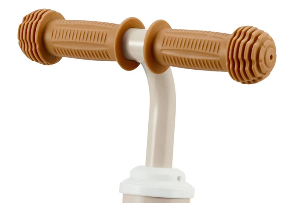 Kinderkraft rowerek biegowy CUTIE LIGHT BEIGE beżowa rama gumowe brązowe uchwyty białe tło Rączki w rowerku komfort bezpieczeństwo miękka gumowa powłoka wolna od szkodliwych substancji Antypoślizgowa tekstura pewnie trzymać kierownicę Ergonomiczne uchwyty wspierają naukę prawidłowej postawy