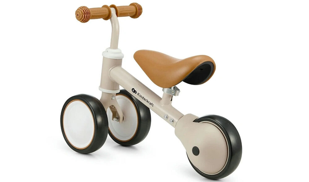 Kinderkraft rowerek biegowy CUTIE LIGHT BEIGE beżowy rowerek stoi tyłem brązowe siodełko gumowe uchwyty białe tło zabawa i nauka rozwijanie równowagi doskonalenie koordynacji ruchowej odpychanie się nóżkami wzmocnienie mięśni nóg starannie zaprojektowana konstrukcja bezpieczne komfortowe warunki naturalny sposób