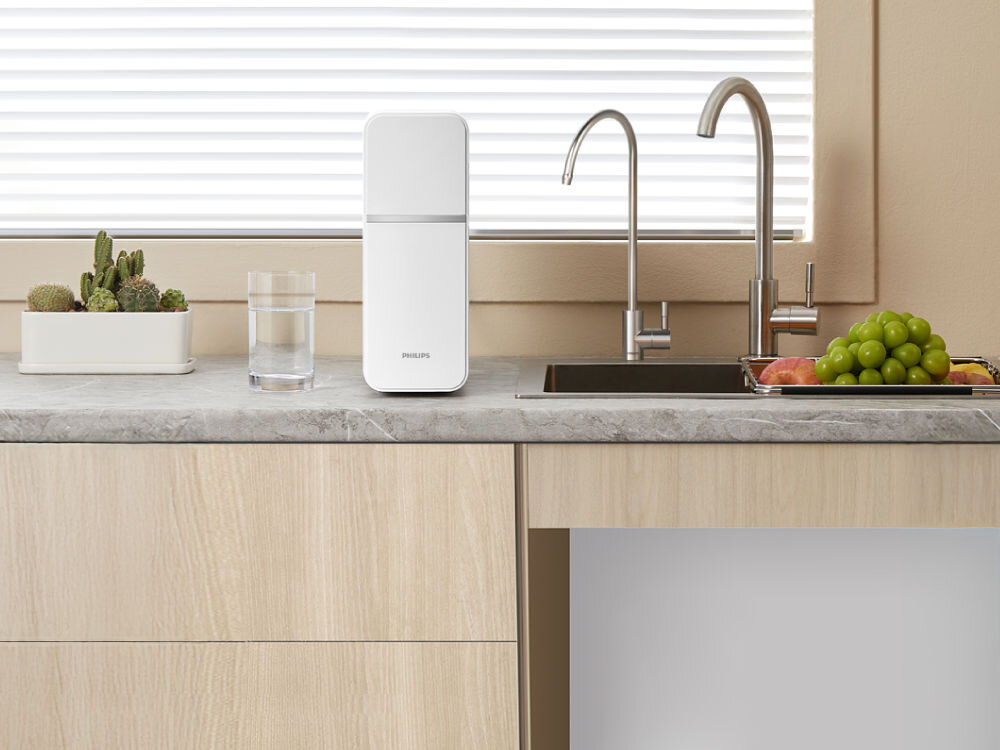 Wkład filtrujący PHILIPS AUT820/10 System filtracji wody PHILIPS zamontowany na blacie kuchennym przy zlewozmywaku z dwoma kranami.