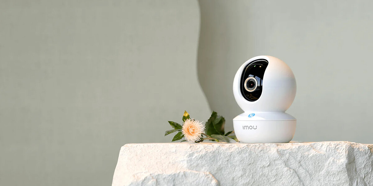 Kamera IMOU Ranger RC 5MP - Prosta i skuteczna ochrona, kamera stojąca na kamiennym stole