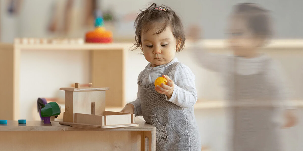 Kamera IMOU Ranger RC 5MP - Zawsze na bieżąco, dziecko bawiące się klockami