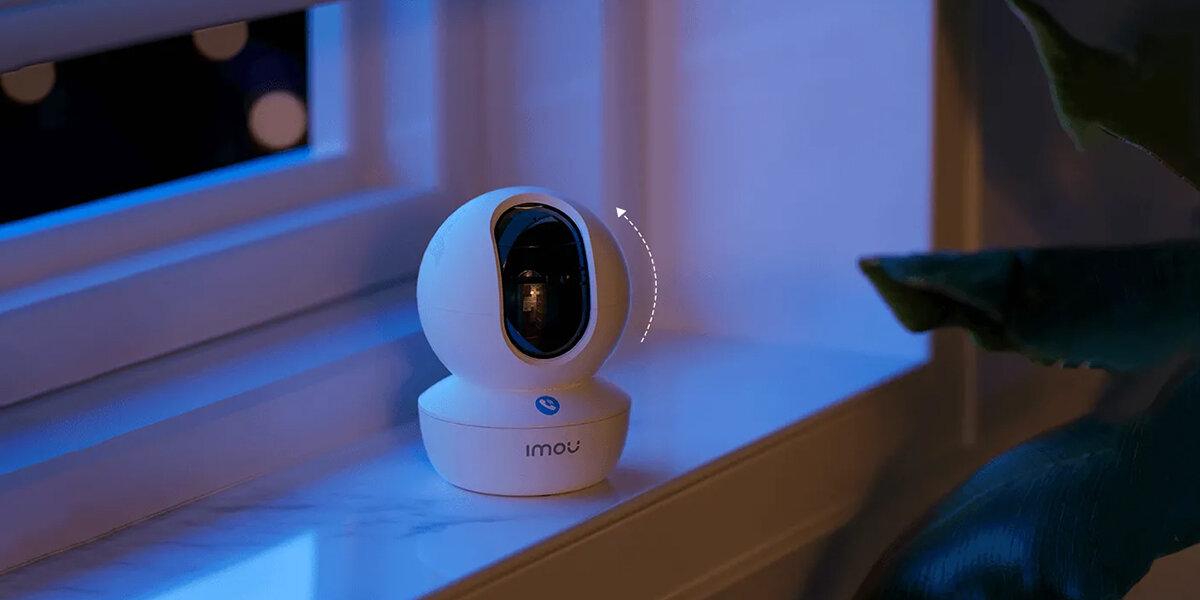 Kamera IMOU Ranger RC 5MP - Ochrona prywatności, kamera stojąca na prapecie obok okna