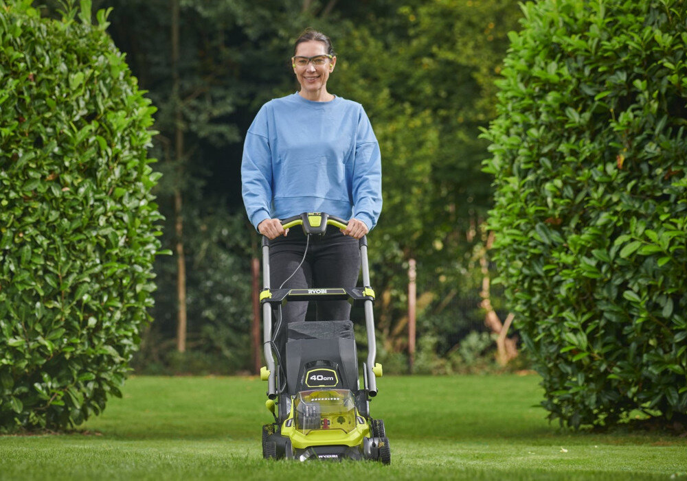 Kosiarka akumulatorowa RYOBI ONE+ RY18LMX40C-150 zadba o ogrod idealnie skoszona trawa