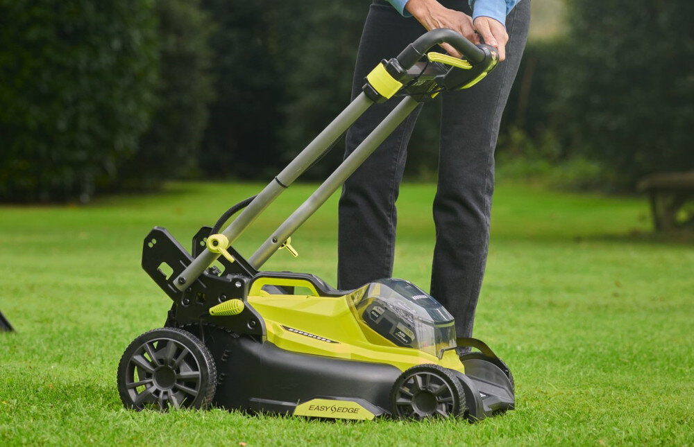 Kosiarka akumulatorowa RYOBI ONE+ RY18LMX40C-150 jakosc niezawodnosc komfort pracy zaawansowane technologie innowacyjne funkcje egonomiczne rozwiazania inteligentne funkcje dwa porty do przechowywania akumulatorow wymiana akumulatora