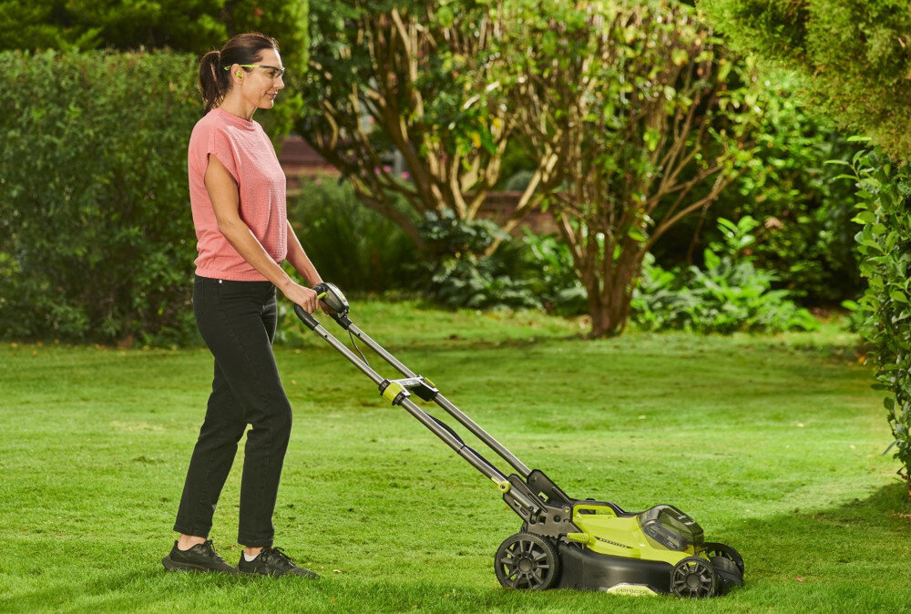 Kosiarka akumulatorowa RYOBI ONE+ RY18LMX40C-150 system RYOBI 18V ONE+ dowolny akumulator moc akumulatora 18V ONE+ silnik bezszczotkowy duza moc dlugi czas pracy ladowarka