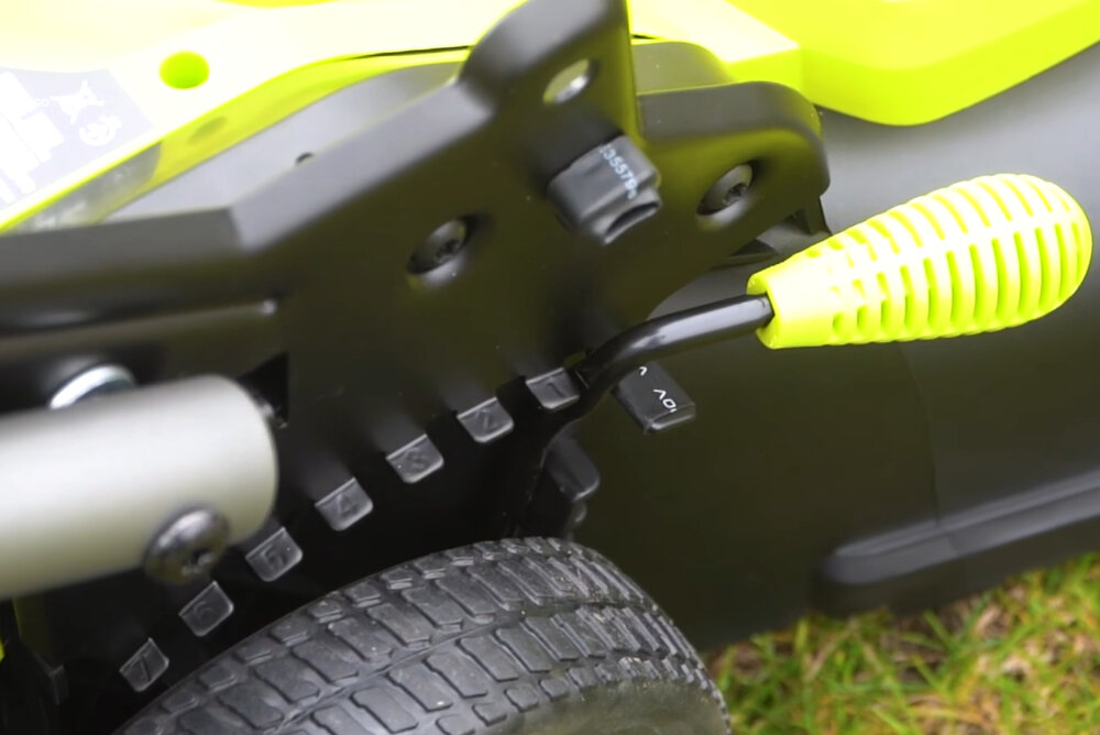 Kosiarka akumulatorowa RYOBI ONE+ RY18LMX40C-150 centralny system regulacji wysokosci koszenia w zakresie od 25 do 70 mm 7 roznych pozycji regulacja dzwignia intuicyjna bezproblemowa obsluga