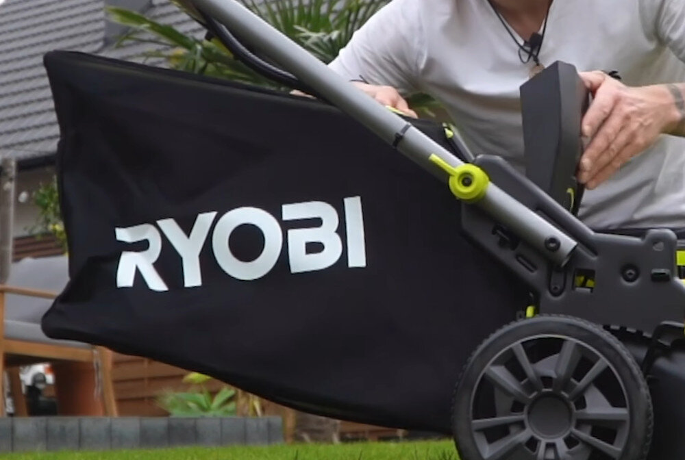 Kosiarka akumulatorowa RYOBI ONE+ RY18LMX40C-150 kosz na trawe siatkowy pojemnosc 50 litrow intuicyjny duzy otwor
