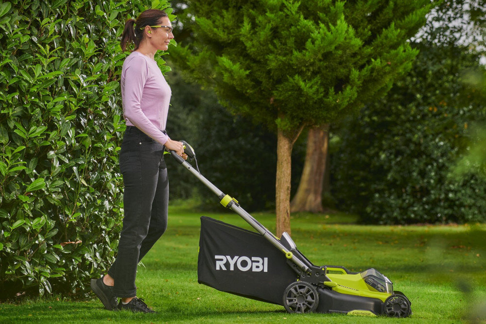 Kosiarka akumulatorowa RYOBI ONE+ RY18LMX40C-150 wyrzut trawy do kosza do tylu funkcja rozdrabniania naturalny nawoz