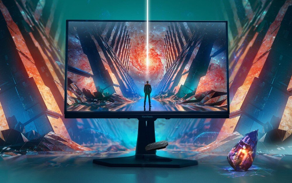 Monitor VIEWSONIC XG272-2K-OLED Mężczyzna stoi na tle futurystycznego krajobrazu zbudowanego z ostrych, geometrycznych struktur, które otaczają ekran monitora. Na ekranie widoczna jest ta sama scena, tworząc efekt przejścia między światem rzeczywistym a cyfrowym, opis