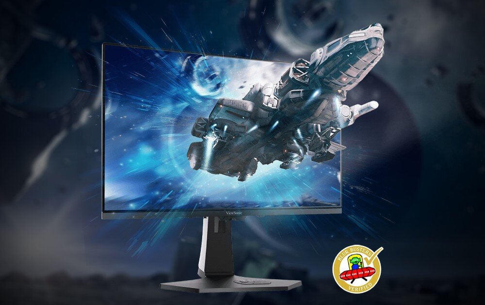 Monitor VIEWSONIC XG272-2K-OLED Monitor z widokiem statku kosmicznego wyłaniającego się z ekranu. W tle scena kosmiczna z efektami ruchu. W prawym dolnym rogu widoczne logo Blur Busters Verified, synchronizacja, certyfikat