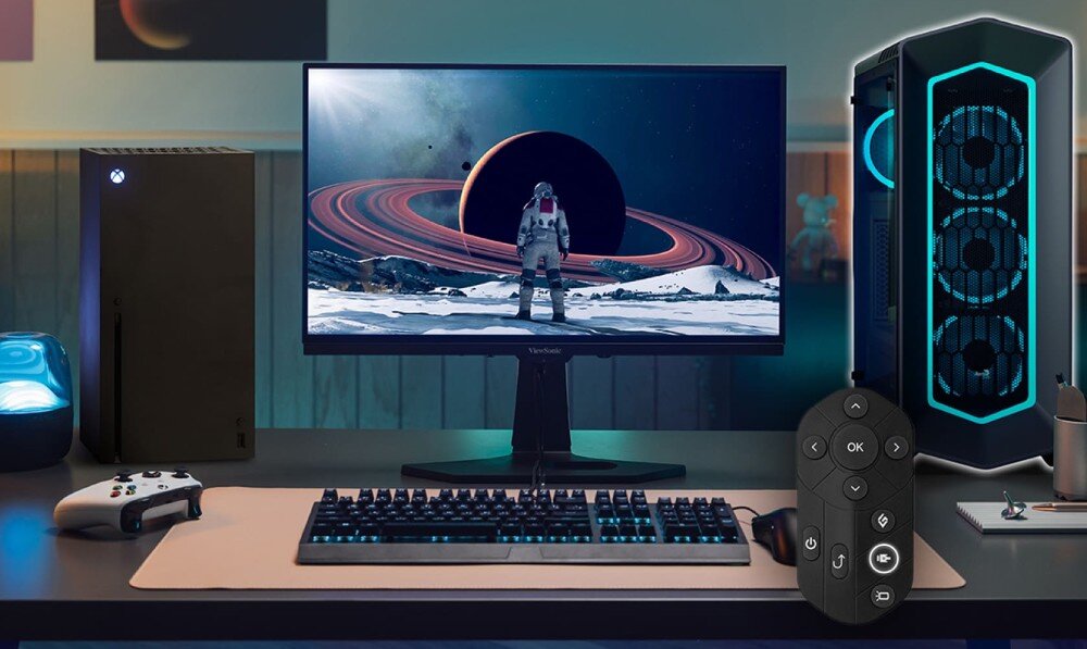 Monitor VIEWSONIC XG272-2K-OLED Stanowisko gamingowe z monitorem, konsolą Xbox, komputerem stacjonarnym i klawiaturą. Na ekranie postać astronauty stoi na tle planety z pierścieniem. Z przodu widoczny bezprzewodowy pilot, podstawa, regulacja, ergonomia