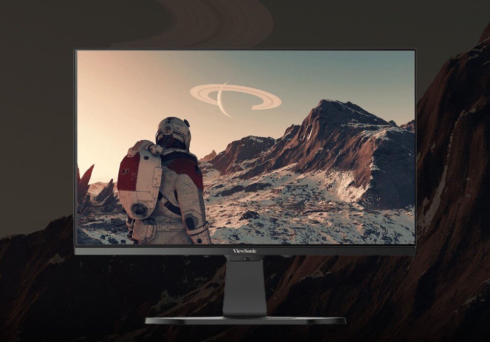 Monitor VIEWSONIC XG272-2K-OLED Monitor wyświetla postać astronauty patrzącego na skaliste góry i niebo z pierścieniem planetarnym. Tło utrzymane w spokojnej tonacji, ochrona wzroku, migotanie, niebieskie światło