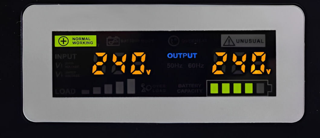 Zasilacz UPS VOLT sinusPRO 2400VA 1600W kolorowy wyświetlacz LCD informacja o najważniejszych parametrach możliwość dostosowania ustawień