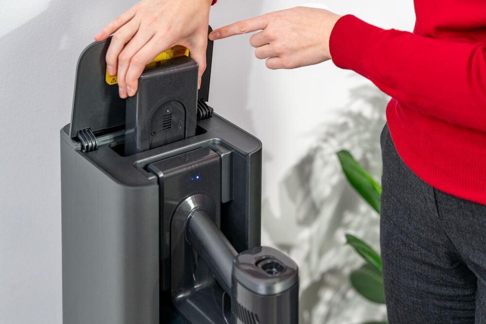 Bateria GÖTZE & JENSEN VVA950BA do modelu VV950S bateria włożona do stacji ładowania